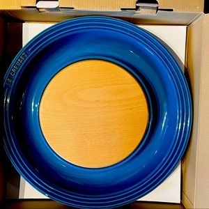 Le Creuset Round Platter with Cutting Board